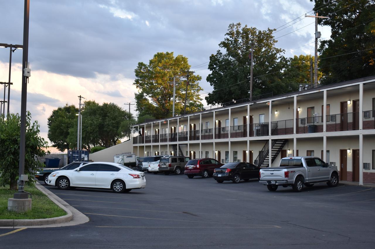 Town House Motel 2*